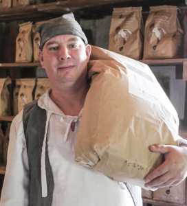 Meunier portant un sac de farine